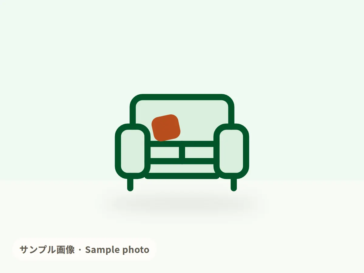 グレーの3人掛けソファ